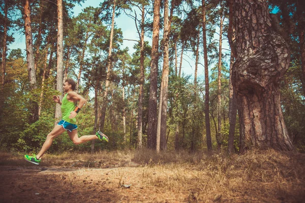 O tipo a correr pela floresta — Fotografia de Stock