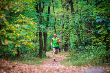 Ağaçların arasından koşan adam