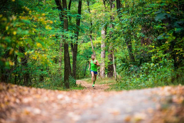 The guy running through the woods — Stock Photo, Image