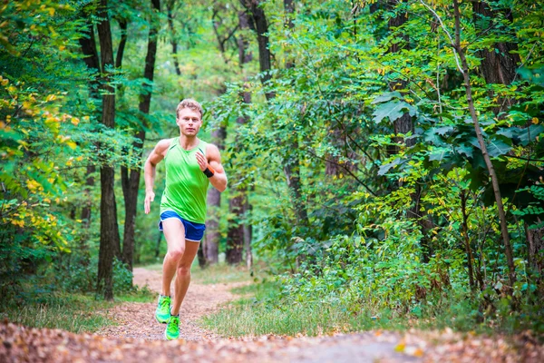 O tipo a correr pela floresta — Fotografia de Stock
