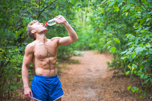 Man drinking water after running banks. — Stock Photo, Image