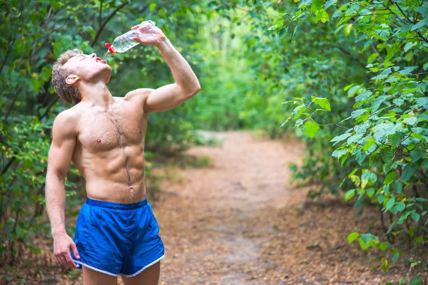 Man drinking water after running banks. — Stock Photo, Image