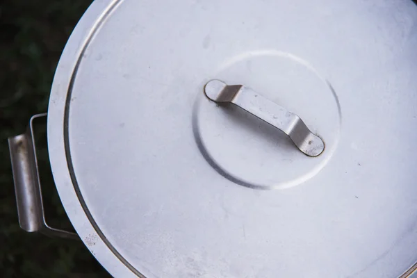 鍋からアルミ製カバー — ストック写真