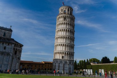 İtalya. Pisa. 05 Mayıs 2024. Avrupa 'nın tarihi kentindeki ünlü eğimli kulede yürüyen turistler.