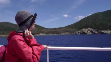 Bir turist güvertede durur ve Elba Adası 'na yelken açar..