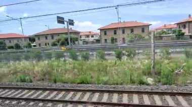 Tren hareket ediyor. Trenden deniz manzarası ve pencerenin dışındaki manzara..