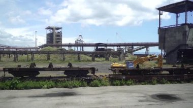 Metalürjik bitki. Terk edilmiş fabrika. Paslı yapılar.