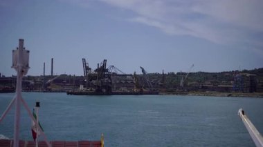 Kıyı manzarası. Şehrin sanayi bölgesinin feribotundan görüntüyü al..