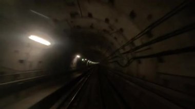 Metro polisi. Tren vagonu tünelden geçer ve kendinizi şehirde bulursunuz..