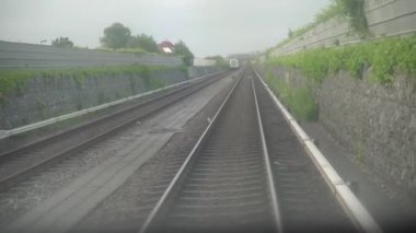 Metro polisi. Trenler farklı yönlere hareket ediyor. Bir tren vagonu başka bir treni geçiyor..