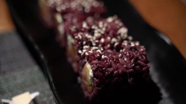 Suşi restoranı. Suşi tabağında yakın plan..