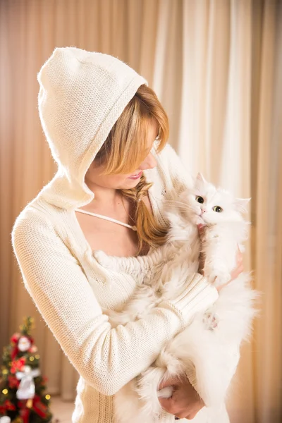 La chica sostiene un gato blanco esponjoso — Foto de Stock