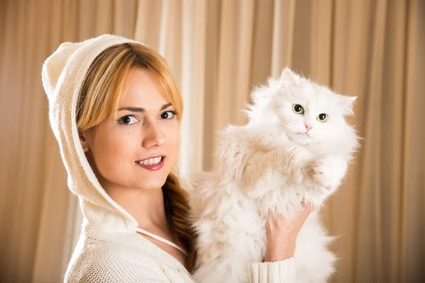 Το κορίτσι κρατά μια αφράτη λευκή γάτα — Φωτογραφία Αρχείου