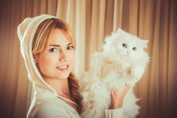 La chica sostiene un gato blanco esponjoso — Foto de Stock