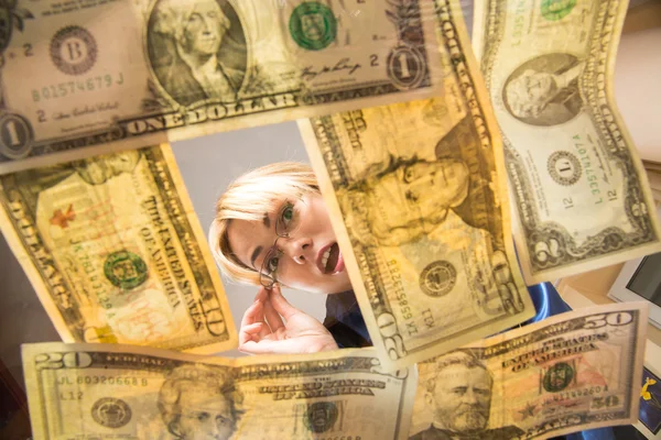 Business woman considers Dollars — Stock Photo, Image