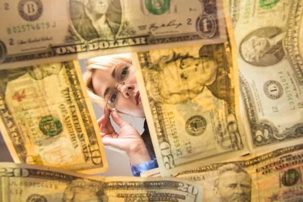 Business woman considers Dollars — Stock Photo, Image