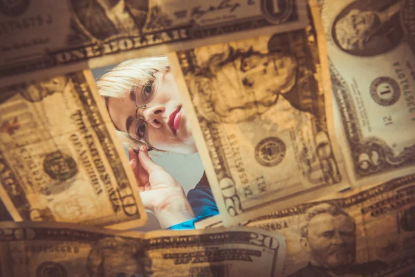 Business woman considers Dollars — Stock Photo, Image