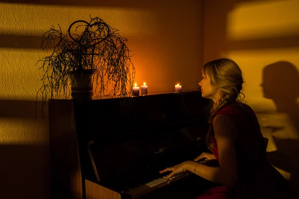 Hon spelar piano — Stockfoto