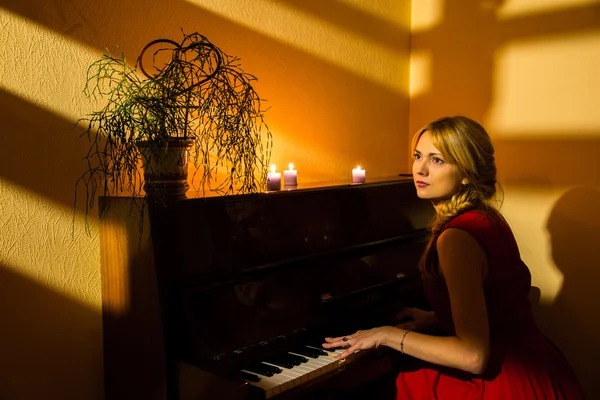 Suona il pianoforte. — Foto Stock