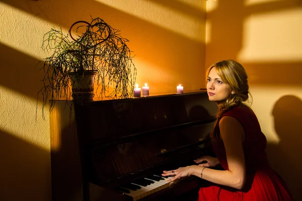 She plays the piano — Stock Photo, Image