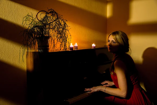 She plays the piano — Stock Photo, Image