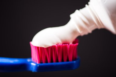 Bir tüp diş macunu ve diş fırçası