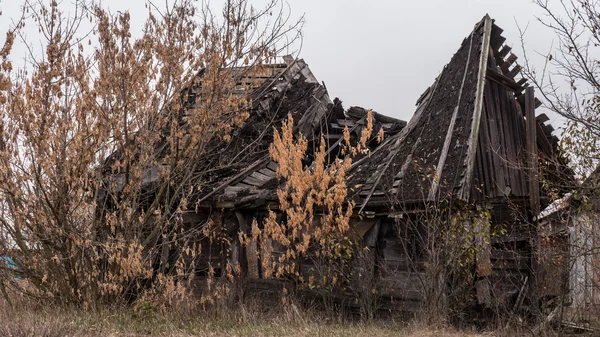 Stary dom drewniany. Ukraina. Poles'e — Zdjęcie stockowe