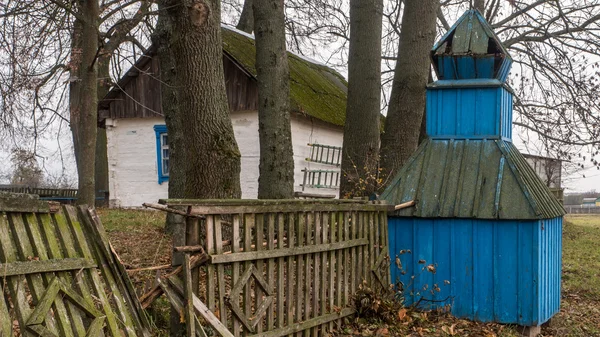 Stary dom drewniany. Ukraina. Poles'e — Zdjęcie stockowe