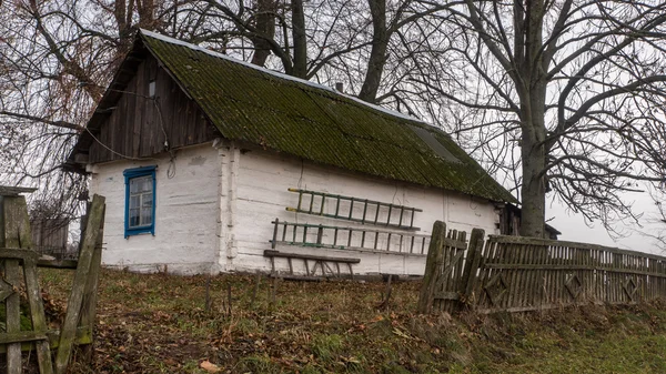 Antigua casa de madera. Ucrania. Polacos. — Foto de Stock