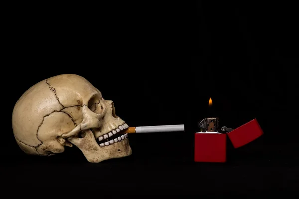 Calavera humana fumando un cigarrillo — Foto de Stock