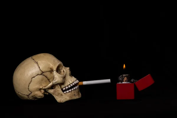 Calavera humana fumando un cigarrillo — Foto de Stock