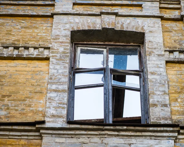 Fenêtres cassées dans une vieille maison — Photo