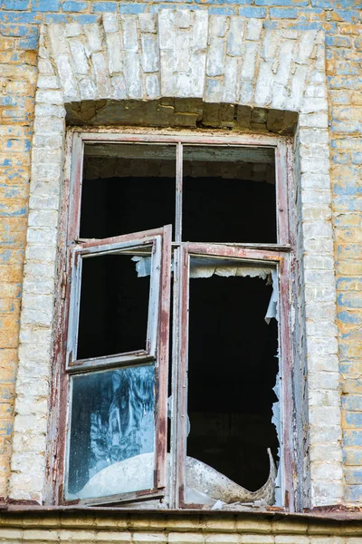 Ventanas rotas en una casa vieja — Foto de Stock