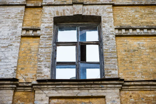 Trasiga fönster i ett gammalt hus — Stockfoto