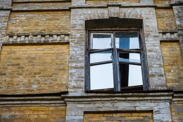 Zerbrochene Fenster in altem Haus — Stockfoto