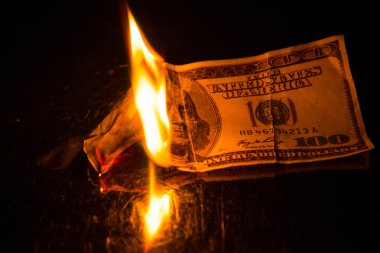 Yüz dolarlık banknot yanıyor