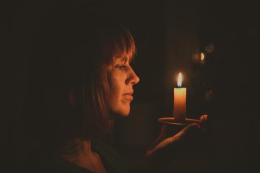 O karanlık bir odada bir mum yanar