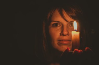 O karanlık bir odada bir mum yanar