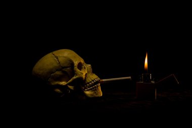 İnsan kafatası bir sigara