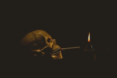 İnsan kafatası bir sigara