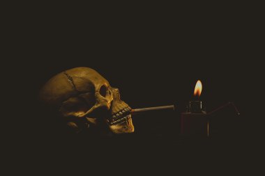 İnsan kafatası bir sigara