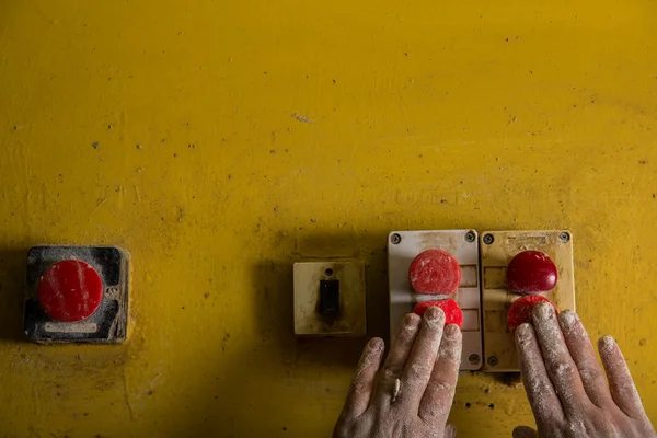 Poloautomatické technologie. Ruce, stisknutím tlačítka — Stock fotografie