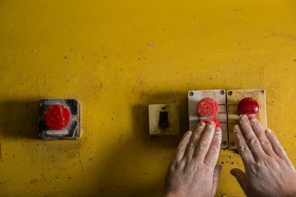 Poloautomatické technologie. Ruce, stisknutím tlačítka — Stock fotografie