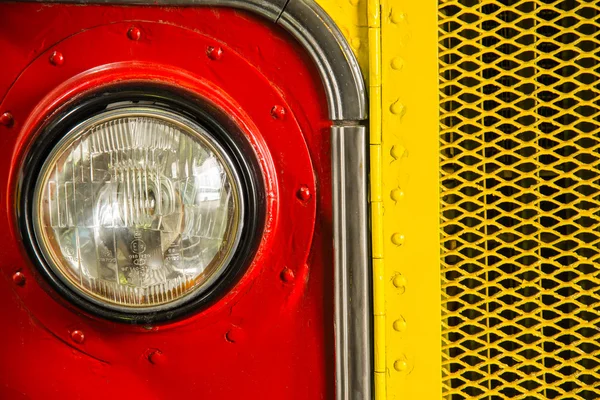 Phare pour voiture. capot de la voiture et le phare de la voiture — Photo