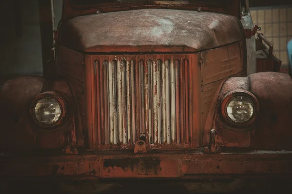 Stacji. Stare ciężarówki — Zdjęcie stockowe