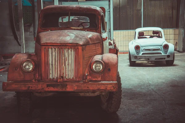 Gare routière. Vieux camion et voiture de tourisme — Photo