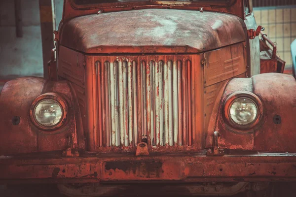 Car station. Old truck — Stockfoto