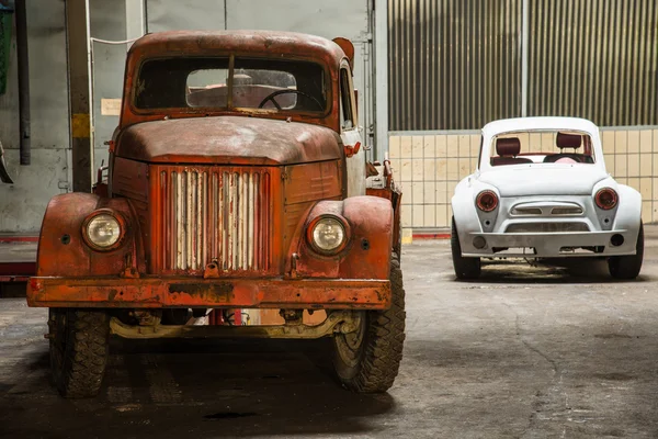 Auto station. Oude vrachtwagen en personenauto auto — Stockfoto