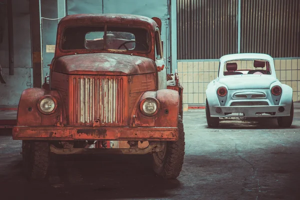 Stacji. Starych samochodów pasażerskich i samochód ciężarowy — Zdjęcie stockowe