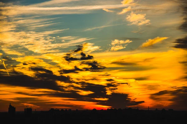 Pôr do sol no fundo das nuvens — Fotografia de Stock